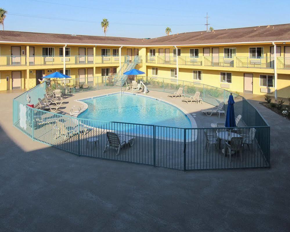 Quality Inn & Suites Bakersfield Exterior photo